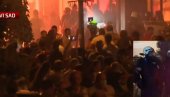 BLOKADERI NAPALI POLICIJU U NOVOM SADU: Teroristi bacaju dimne bombe