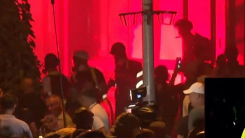 BLOKADERI BI DA ZAPALE LJUDE KAO U ODESI: Teroristi žele ukrajinski scenario u Srbiji (FOTO) BLOKADERI BI DA ZAPALE LJUDE KAO U ODESI: Teroristi žele ukrajinski scenario u Srbiji (FOTO)