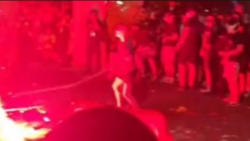 (УЗНЕМИРУЈУЋИ ВИДЕО) МОТКАМА И БАКЉАМА НА ПОЛИЦИЈУ: Овако су блокадери покушали да спале Србе као нацисти Русе у Одеси