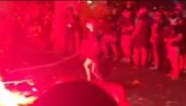 (УЗНЕМИРУЈУЋИ ВИДЕО) МОТКАМА И БАКЉАМА НА ПОЛИЦИЈУ: Овако су блокадери покушали да спале Србе као нацисти Русе у Одеси