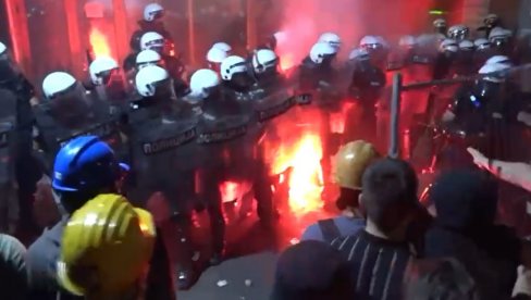УЗНЕМИРУЈУЋЕ: Овако су блокадери напали полицију испред Филозофског факултета у Новом Саду (ВИДЕО) УЗНЕМИРУЈУЋЕ: Овако су блокадери напали полицију испред Филозофског факултета у Новом Саду (ВИДЕО)