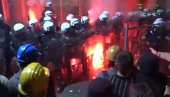 УЗНЕМИРУЈУЋЕ: Овако су блокадери напали полицију испред Филозофског факултета у Новом Саду (ВИДЕО)