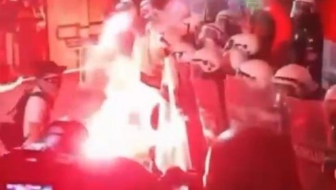 BLOKADERI HOĆE DA UPADNU U VOJNI OBJEKAT I UKRADU ORUŽJE IZ KASARNE U NOVOM SADU: Poruka sa detaljnim uputstvom kruži na društvenim mrežama BLOKADERI HOĆE DA UPADNU U VOJNI OBJEKAT I UKRADU ORUŽJE IZ KASARNE U NOVOM SADU: Poruka sa detaljnim uputstvom kruži na društvenim mrežama