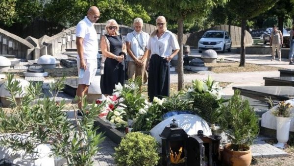 ПОРОДИЦА ПОСЕТИЛА ЊЕГОВУ ВЕЧНУ КУЋУ: Данас би Шабан Шаулић прославио 74. рођендан - бели венац у облику срца на гробу (ФОТО) ПОРОДИЦА ПОСЕТИЛА ЊЕГОВУ ВЕЧНУ КУЋУ: Данас би Шабан Шаулић прославио 74. рођендан - бели венац у облику срца на гробу (ФОТО)