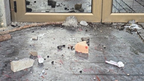 ОГЛАСИО СЕ ДЕКАНАТ ФИЛОЗОФСКОГ ФАКУЛТЕТА У НОВОМ САДУ: Најоштрије осуђујемо нападе на припаднике полиције и зграду Факултета (ФОТО)