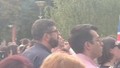 ПОЛИТИЧАРИ ЈЕДАН ПОРЕД ДРУГОГ: Лазовић и Веселиновић на блокадерском геј прајду ПОЛИТИЧАРИ ЈЕДАН ПОРЕД ДРУГОГ: Лазовић и Веселиновић на блокадерском геј прајду