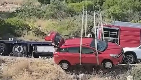 DRAMA NA JADRANU: Auto se survao niz liticu, zaustavio se par metara od kafića punog ljudi (VIDEO) DRAMA NA JADRANU: Auto se survao niz liticu, zaustavio se par metara od kafića punog ljudi (VIDEO)