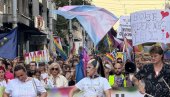 PRVI BLOKADERSKI GEJ PRAJD: Predvodi ih Đilasova Olivera Kovačević - zastali kod kultnog blokaderskog mesta PRVI BLOKADERSKI GEJ PRAJD: Predvodi ih Đilasova Olivera Kovačević - zastali kod kultnog blokaderskog mesta