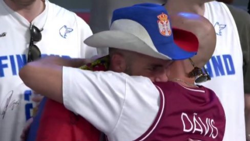 SRBE NIKO NIJE MOGAO DA UTEŠI: Navijačima Srbije u Rigi prilazili stranci posle šokantnog poraza... (VIDEO) SRBE NIKO NIJE MOGAO DA UTEŠI: Navijačima Srbije u Rigi prilazili stranci posle šokantnog poraza... (VIDEO)