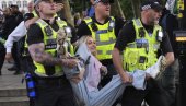 POLICIJA IH VUKLA PO ASFALTU I PENDREČILA: Uhapšeno 425 demonstranata u Londonu (VIDEO)