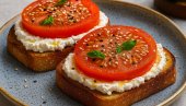 ТОСТ СА РИКОТОМ И ПАРАДАЈЗОМ: Рецепт за омиљени доручак