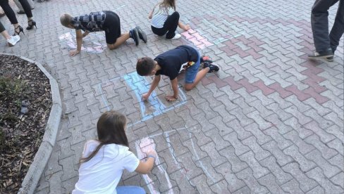 НАЈМЛАЂИ ЦРТАЈУ НА АСФАЛТУ: Лепе слике са скупа грађана против блокада у Старој Пазови (ФОТО) НАЈМЛАЂИ ЦРТАЈУ НА АСФАЛТУ: Лепе слике са скупа грађана против блокада у Старој Пазови (ФОТО)