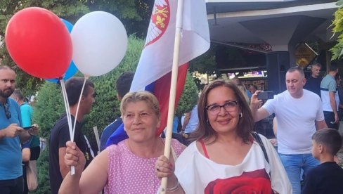 GRAĐANI PROTIV BLOKADA: Krenulo okupljanje naroda širom Srbije (FOTO)(VIDEO) GRAĐANI PROTIV BLOKADA: Krenulo okupljanje naroda širom Srbije (FOTO)(VIDEO)