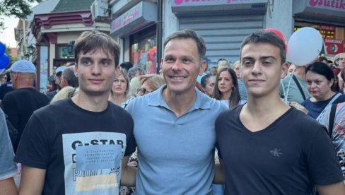 SINIŠA MALI SA GRAĐANIMA PROTIV BLOKADA U ZEMUNU: Borićemo se za Srbiju upravo na ovaj način, mirom i stabilnošću! (FOTO/VIDEO)