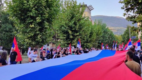 VRANJANCI RAZVILI ZASTAVU DUGU 100 METARA: Građani ustali protiv blokada! (FOTO/VIDEO)