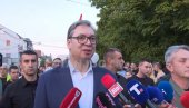 BLOKADERI POKUŠALI DA IZAZOVU INCIDENT U ŠAPCU! Vučić otkrio - Stali nasred puta kojim ide velika kolona BLOKADERI POKUŠALI DA IZAZOVU INCIDENT U ŠAPCU! Vučić otkrio - Stali nasred puta kojim ide velika kolona