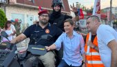 АНА БРНАБИЋ СА БАЈКЕРИМА У БОРЧИ: Велика колона бајкера на скупу грађана против блокада (ФОТО)
