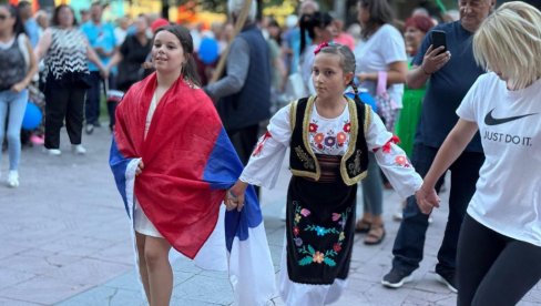 ВЕСЕЛО У КРАЉЕВУ: Грађани заиграли коло на скупу против блокада (ФОТО/ВИДЕО)