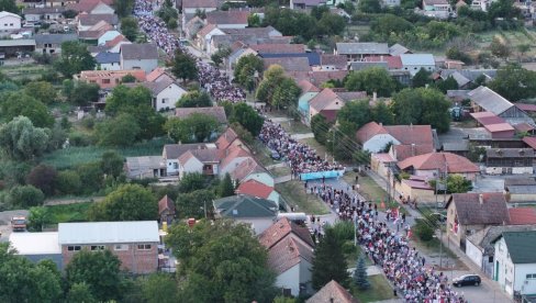 БЛОКАДЕРИ ОЧАЈНИ: Увреде пљуште, народ у Новом Саду јачи него икад! (ФОТО) БЛОКАДЕРИ ОЧАЈНИ: Увреде пљуште, народ у Новом Саду јачи него икад! (ФОТО)