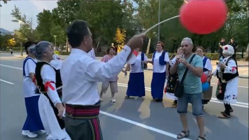 ВЕСЕЛО У БОРУ: Свира се фрула и игра коло на скупу против блокада (ФОТО/ВИДЕО) ВЕСЕЛО У БОРУ: Свира се фрула и игра коло на скупу против блокада (ФОТО/ВИДЕО)