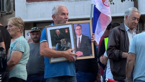 СЛИКА ИЗ ИВАЊИЦЕ: Господин на скуп против блокада понео фотографије Вучића и Путина (ФОТО)