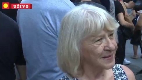 ГОСПОЂА ДАНА ПОСЛАЛА МОЋНУ ПОРУКУ ИЗ ЗЕМУНА: Свима објаснила зашто блокаде треба да стану! (ВИДЕО) ГОСПОЂА ДАНА ПОСЛАЛА МОЋНУ ПОРУКУ ИЗ ЗЕМУНА: Свима објаснила зашто блокаде треба да стану! (ВИДЕО)