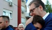 СКУП ПРОТИВ БЛОКАДА: Вучић загрлио дечака из Борче (ФОТО)