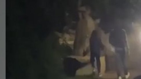 (UZNEMIRUJUĆI VIDEO) Tinejdžeri izboli čoveka nožem