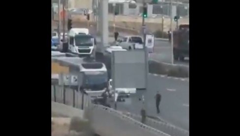 НАПАДАЧИ УШЛИ У АУТОБУС, ПА ОТВОРИЛИ ВАТРУ НА ПУТНИКЕ Велики број мртвих и рањених у пуцњави у Јерусалиму, два нападача неутралисана (ВИДЕО) НАПАДАЧИ УШЛИ У АУТОБУС, ПА ОТВОРИЛИ ВАТРУ НА ПУТНИКЕ Велики број мртвих и рањених у пуцњави у Јерусалиму, два нападача неутралисана (ВИДЕО)