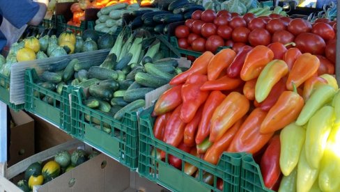 KRALJICA ZIMNICE 300 DINARA ZA KILOGRAM: bogata ponuda povrća i voća na pijacama, paprika u prvom planu