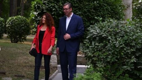 РАЗГОВОР УЗ КАФУ И КРОФНЕ Вучић: Задовољство ми је што сам угостио холивудску глумицу Лолиту Давидовић и њеног супруга РАЗГОВОР УЗ КАФУ И КРОФНЕ Вучић: Задовољство ми је што сам угостио холивудску глумицу Лолиту Давидовић и њеног супруга