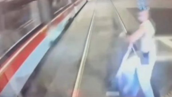 (УЗНЕМИРУЈУЋИ ВИДЕО) Младић на електричном тротинету налетео на трамвај и погинуо (УЗНЕМИРУЈУЋИ ВИДЕО) Младић на електричном тротинету налетео на трамвај и погинуо