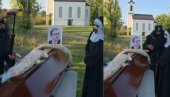 ЗА ЊИХОВУ БОЛЕСТ НЕМА ЛЕКА: Блокадери сахранили Вучића - Постају све морбиднији (ВИДЕО)
