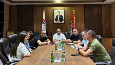 КРУТИЈЕВА ПОЛИЦИЈА УПАЛА У ПРОСТОРИЈЕ СЛУЖБЕНОГ ГЛАСНИКА У КОСОВСКОЈ МИТРОВИЦИ: Хитно се огласила Српска листа КРУТИЈЕВА ПОЛИЦИЈА УПАЛА У ПРОСТОРИЈЕ СЛУЖБЕНОГ ГЛАСНИКА У КОСОВСКОЈ МИТРОВИЦИ: Хитно се огласила Српска листа