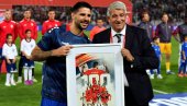 VREDNO PRIZNANJE: Aleksandar Mitrović pred meč sa Engleskom dobio specijalnu medalju