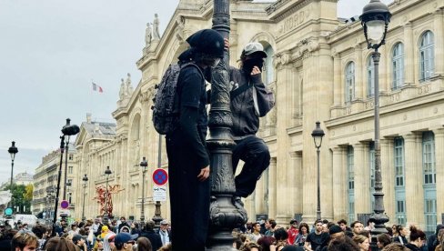 HAOS U FRANCUSKOJ: Policija masovno hapsi demonstrante - gori Pariz (FOTO/VIDEO)