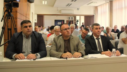 ODBORNICI U VLASOTINCU GLASALI ZA ZADUŽIVANJE NA IME PROJEKATA Kredit od 69 miliona ODBORNICI U VLASOTINCU GLASALI ZA ZADUŽIVANJE NA IME PROJEKATA Kredit od 69 miliona