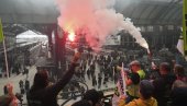 НЕЗАПАМЋЕН ХАОС У ФРАНЦУСКОЈ: Полиција туче новинаре, употребљен и водени топ, ситуација ескалирала (ФОТО/ВИДЕО) НЕЗАПАМЋЕН ХАОС У ФРАНЦУСКОЈ: Полиција туче новинаре, употребљен и водени топ, ситуација ескалирала (ФОТО/ВИДЕО)
