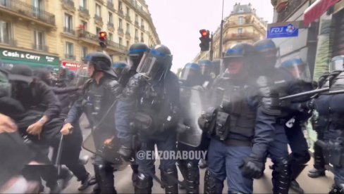 ФРАНЦУСКА ПОЛИЦИЈА ПРЕТУКЛА НОВИНАРЕ: Тензије у Паризу расту (ВИДЕО)
