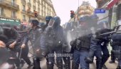 ФРАНЦУСКА ПОЛИЦИЈА ПРЕТУКЛА НОВИНАРЕ: Тензије у Паризу расту (ВИДЕО)