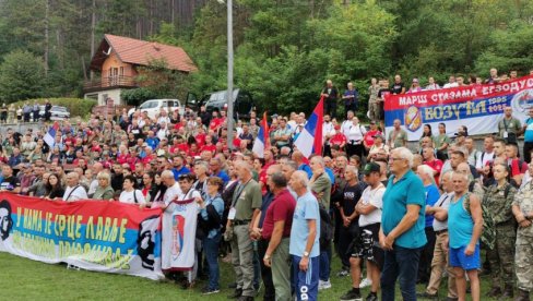 ВОЗУЋАНИ ЧУВАЈУ СЕЋАЊЕ НА ПРОТЕРАНЕ СРБЕ: Маршом Стазама егзодуса, обележено 30 година од прогона мештана ВОЗУЋАНИ ЧУВАЈУ СЕЋАЊЕ НА ПРОТЕРАНЕ СРБЕ: Маршом Стазама егзодуса, обележено 30 година од прогона мештана