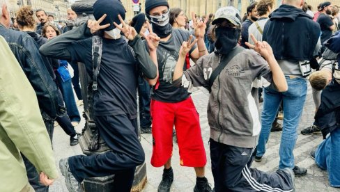 NOVOSTI NA PARISKIM PROTESTIMA: Dosta nam je prezira, poručuju mladi revolucionarni buntovnici NOVOSTI NA PARISKIM PROTESTIMA: Dosta nam je prezira, poručuju mladi revolucionarni buntovnici