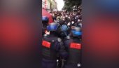 ЕУ ПОЛИЦИЈА У АКЦИЈИ: Погледајте како се у Европској унији поступа са насилним демонстрантима (ВИДЕО)