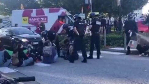 ОВАКО ТО РАДИ ЕУ ПОЛИЦИЈА: Директно бибер спреј у очи и девојкама и мушкарцима - Па нека пробају да блокирају саобраћај! (ВИДЕО) ОВАКО ТО РАДИ ЕУ ПОЛИЦИЈА: Директно бибер спреј у очи и девојкама и мушкарцима - Па нека пробају да блокирају саобраћај! (ВИДЕО)