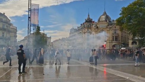 RESTORAN U PLAMENU: Vatrogasci se bore sa vatrom usred protesta -  Haos u Parizu se nastavlja (VIDEO)