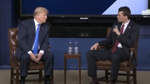AMERIKA U ŽALOSTI: Zastave se spuštaju na pola koplja - naređenje Trampa AMERIKA U ŽALOSTI: Zastave se spuštaju na pola koplja - naređenje Trampa