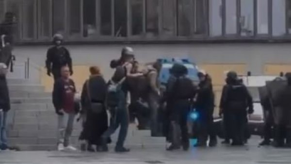 ОВАКО ТО РАДИ ЕУ ПОЛИЦИЈА: Нокаутирали жену, она пала на земљу (ВИДЕО) ОВАКО ТО РАДИ ЕУ ПОЛИЦИЈА: Нокаутирали жену, она пала на земљу (ВИДЕО)