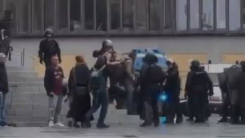 ОВАКО ТО РАДИ ЕУ ПОЛИЦИЈА: Нокаутирали жену, она пала на земљу (ВИДЕО)