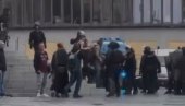 OVAKO TO RADI EU POLICIJA: Nokautirali ženu, ona pala na zemlju (VIDEO)