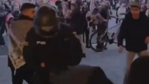 БРУТАЛНОСТ НА ДЕЛУ: Овако то ради ЕУ полиција - погледајте обрачун са демонстрантима у Француској и Немачкој (ВИДЕО) БРУТАЛНОСТ НА ДЕЛУ: Овако то ради ЕУ полиција - погледајте обрачун са демонстрантима у Француској и Немачкој (ВИДЕО)